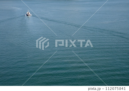 来島海峡大橋を通過する貨物船 来島海峡大橋を通過する貨物船 112075841