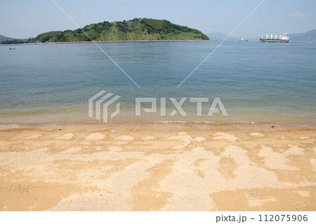 来島海峡馬島の砂浜から小島を望む 来島海峡馬島の砂浜から小島を望む 112075906