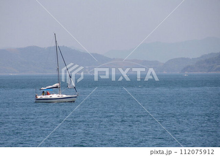 今治大角鼻付近より大三島方面の海の風景 112075912