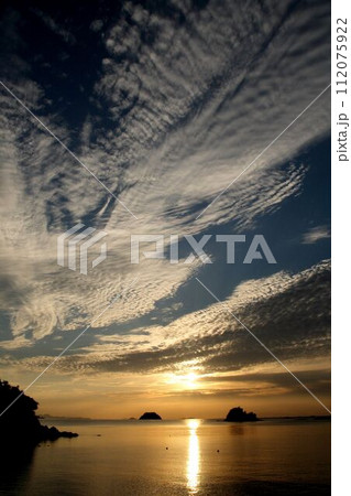 今治鴨池海岸の夕日と雲 112075922
