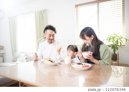 ダイニングで食卓を囲む幸せな家族のイメージ 112076346