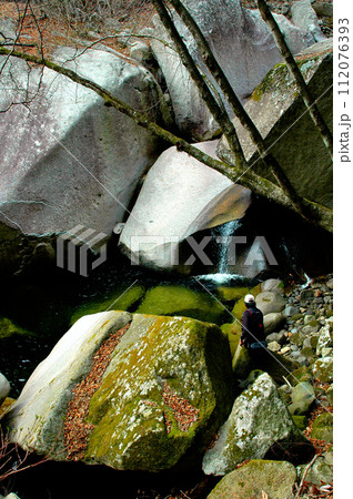 昇仙峡の上流の能泉湖よりもさらに上流。巨岩累々の野猿谷を釣り遡る 112076393
