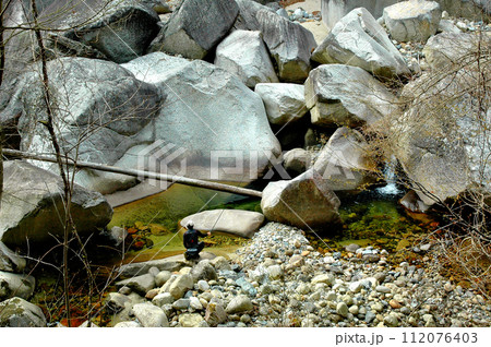 昇仙峡の上流の能泉湖よりもさらに上流。巨岩累々の野猿谷を釣り遡る 112076403
