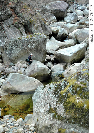 昇仙峡の上流の能泉湖よりもさらに上流。巨岩累々の野猿谷を釣り遡る 112076417