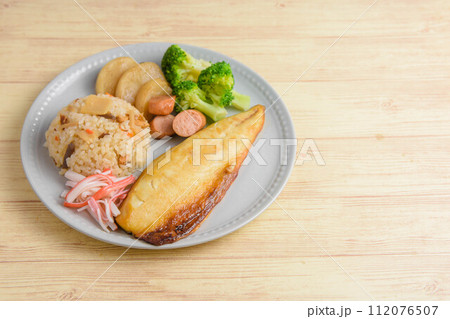 塩サバとかやくご飯のワンプレート 112076507