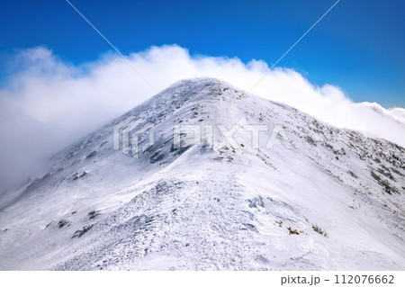 冠雪の谷川連峰の平標山 冠雪の谷川連峰の平標山 112076662