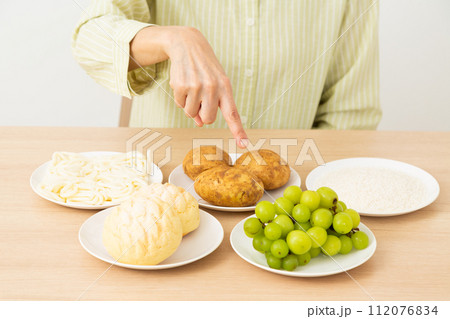 糖質を多く含む食品（炭水化物）とミドル女性 112076834
