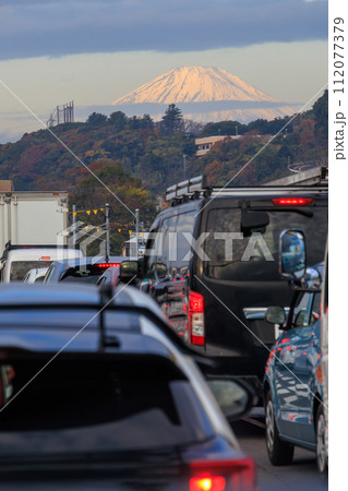 高速道路から見た見事な美しい富士山。  日本国神奈川県西湘バイパスにて。 2023年11月23日撮影 112077379