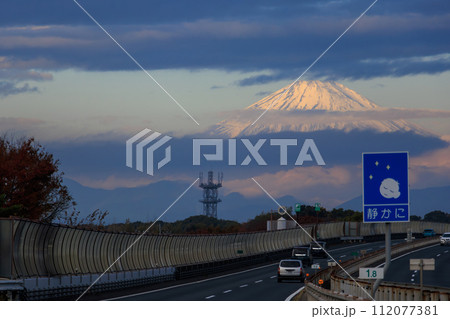 高速道路から見た見事な美しい富士山。  日本国神奈川県西湘バイパスにて。 2023年11月23日撮影 112077381