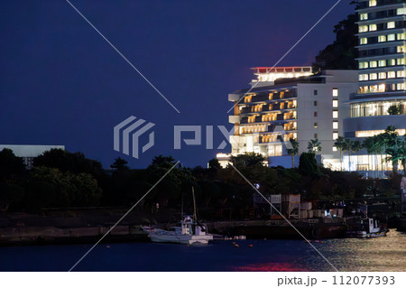 美しい温泉地、熱海の街と港の夜景。 日本国静岡県熱海市にて。 2023年11月23日撮影。 Ni 美しい温泉地、熱海の街と港の夜景。 日本国静岡県熱海市にて。 2023年11月23日撮影。 Ni 112077393
