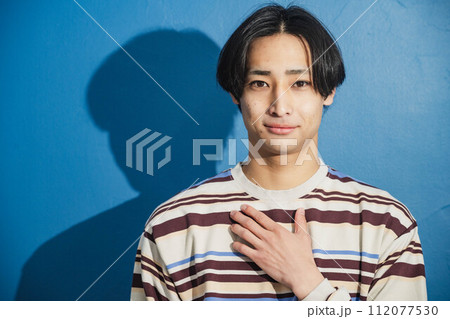 青い背景とお洒落な若い男性 青い背景とお洒落な若い男性 112077530