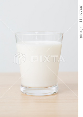 グラスに入った牛乳 112077681