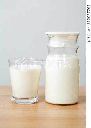 ガラスのミルクポットとグラスに入った牛乳 ガラスのミルクポットとグラスに入った牛乳 112077767