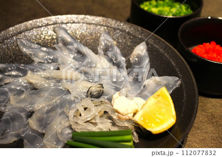 芸術的な美しさのふぐの刺身 112077832