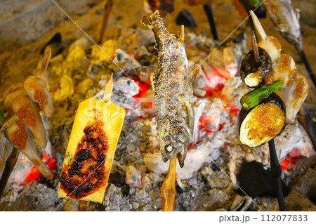 情緒あふれる囲炉裏で食べる田楽 情緒あふれる囲炉裏で食べる田楽 112077833