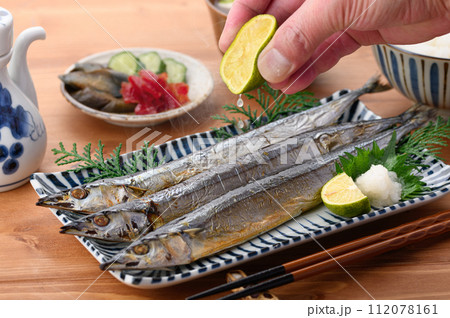 サンマの丸干し　秋刀魚の塩焼き 112078161