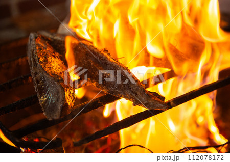土佐の藁焼き鰹のタタキ! 112078172