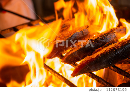 藁焼き鰹のタタキ 112078196