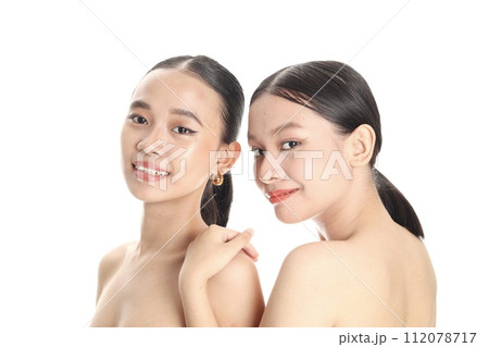 美しい二人の女性 112078717