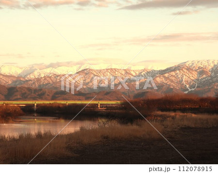 新潟県　新発田市　夕焼けの山並み 112078915