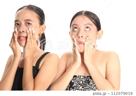 美しい二人の女性 112079019