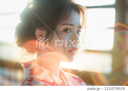 見つめる浴衣女性 112079029