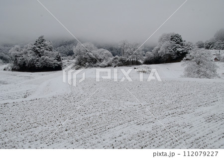 農村雪景色　比和町三河内の棚田　カンナ残丘　寒空 112079227