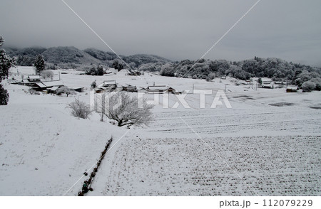 農村雪景色　比和町三河内の棚田　民家　寒空 112079229