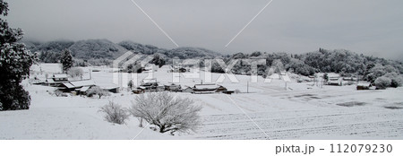 農村雪景色　比和町三河内の棚田　寒空　バナー 112079230