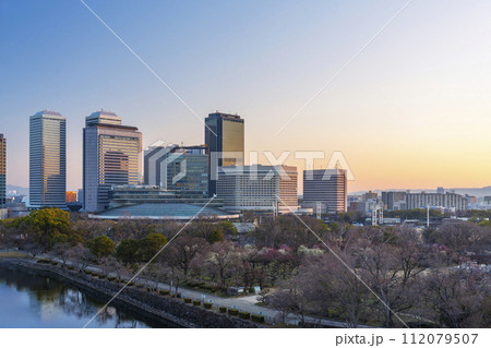 大阪城月見櫓跡から見える梅林のすばらしい朝景 112079507