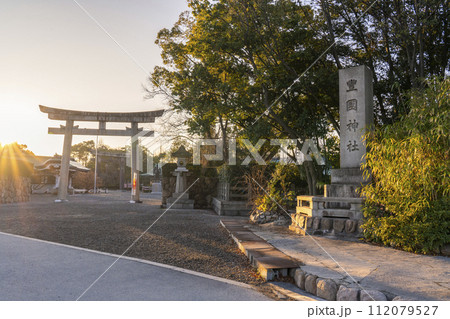 朝日を浴びる大阪城豊國神社 112079527
