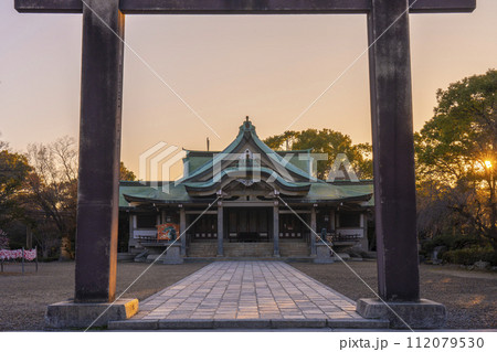 朝日を浴びる大阪城豊國神社 二ノ鳥居から見える本殿 朝日を浴びる大阪城豊國神社 二ノ鳥居から見える本殿 112079530