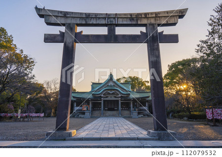 朝日を浴びる大阪城豊國神社 二ノ鳥居から見える本殿 朝日を浴びる大阪城豊國神社 二ノ鳥居から見える本殿 112079532