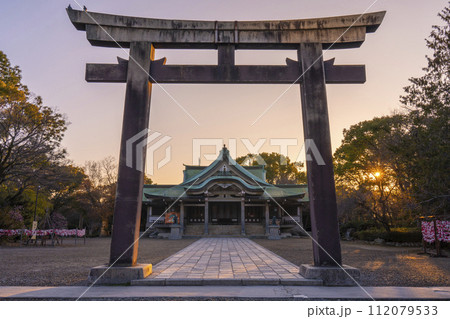 朝日を浴びる大阪城豊國神社 二ノ鳥居から見える本殿 朝日を浴びる大阪城豊國神社 二ノ鳥居から見える本殿 112079533