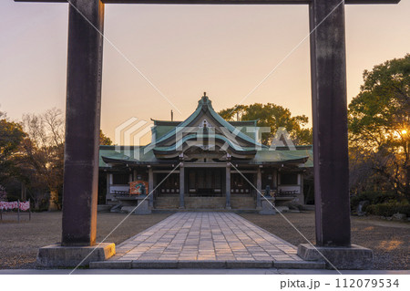 朝日を浴びる大阪城豊國神社 二ノ鳥居から見える本殿 朝日を浴びる大阪城豊國神社 二ノ鳥居から見える本殿 112079534