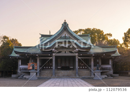 朝日を浴びる大阪城豊國神社　本殿 112079536