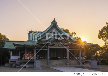 朝日を浴びる大阪城豊國神社　本殿 112079537