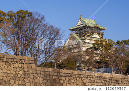 朝日に照らされる大阪城天守閣 朝日に照らされる大阪城天守閣 112079547