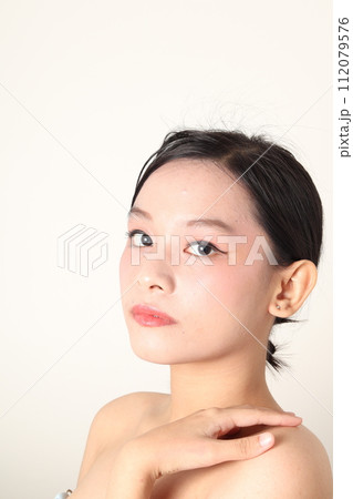 美しい女性 112079576