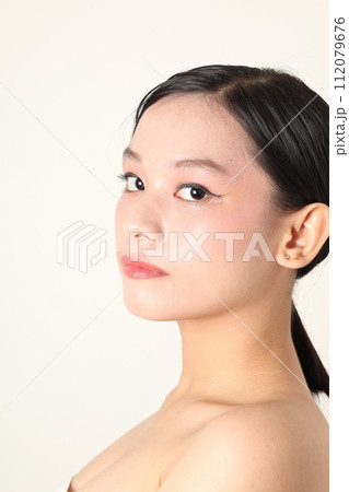 美しい女性 112079676