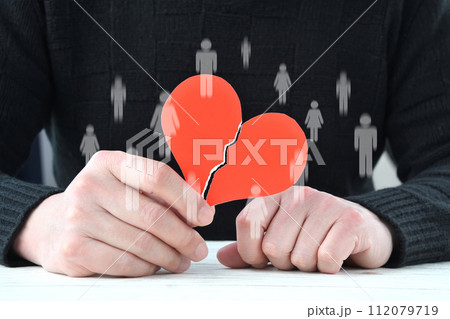 人間関係で心が壊れた男性のイメージ 112079719