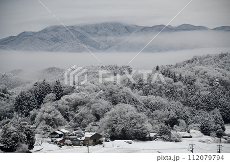 農村風景里山の雪景色 寒空 もや 朝霧 農村風景里山の雪景色 寒空 もや 朝霧 112079794