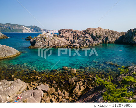 青い海と緑の森が美しい、式根島の石白川海水浴場、丸根ヶ浜の空中ドローン撮影。  東京都伊豆諸島新島村 112079906
