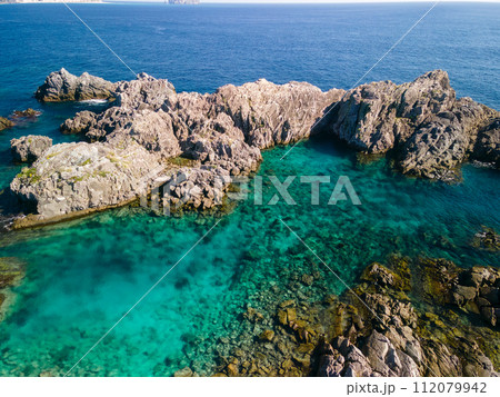 青い海と緑の森が美しい、式根島の石白川海水浴場、丸根ヶ浜の空中ドローン撮影。 東京都伊豆諸島新島村 青い海と緑の森が美しい、式根島の石白川海水浴場、丸根ヶ浜の空中ドローン撮影。 東京都伊豆諸島新島村 112079942