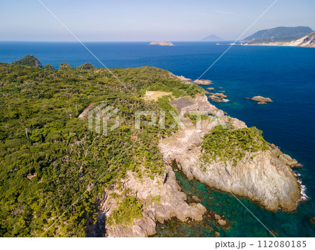 青い海と緑の森が美しい、式根島のぐんじ山展望台、丸根ヶ浜の空中ドローン撮影。  東京都伊豆諸島新島村 112080185