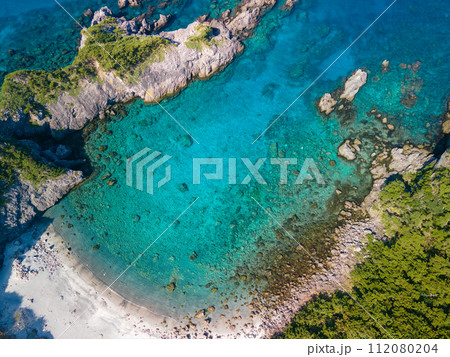 青い海と緑の森が美しい、中の浦海水浴場、神引浦、神引展望台の空中ドローン撮影。  東京都伊豆諸島新島 112080204