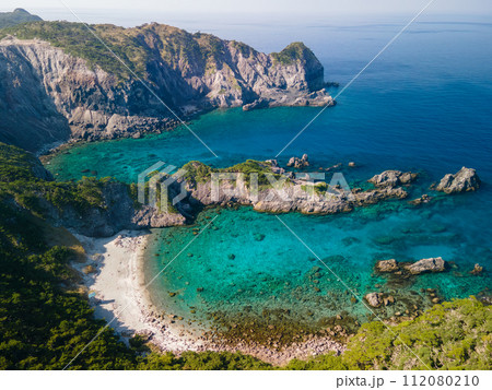 青い海と緑の森が美しい、中の浦海水浴場、神引浦、神引展望台の空中ドローン撮影。  東京都伊豆諸島新島 112080210