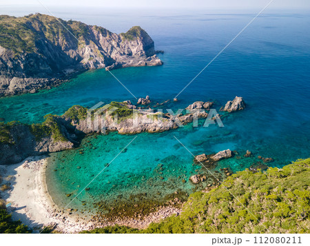 青い海と緑の森が美しい、中の浦海水浴場、神引浦、神引展望台の空中ドローン撮影。  東京都伊豆諸島新島 112080211
