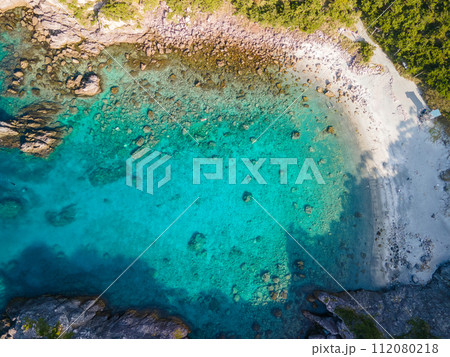 青い海と緑の森が美しい、中の浦海水浴場、神引浦、神引展望台の空中ドローン撮影。 東京都伊豆諸島新島 青い海と緑の森が美しい、中の浦海水浴場、神引浦、神引展望台の空中ドローン撮影。 東京都伊豆諸島新島 112080218