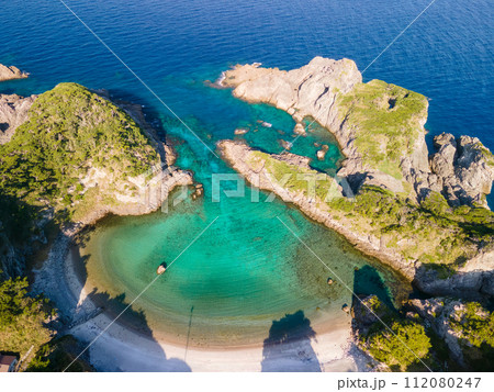 青い海と緑の森が美しい、式根島の泊海水浴場の空中ドローン撮影。  東京都伊豆諸島新島村式根島にて。 112080247